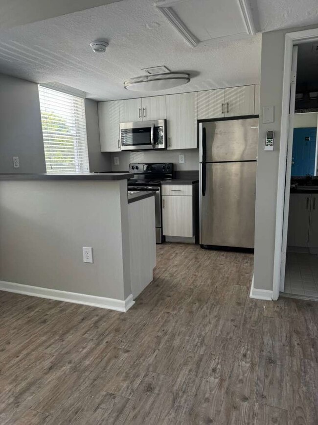 Building Photo - 837 Espanola Way