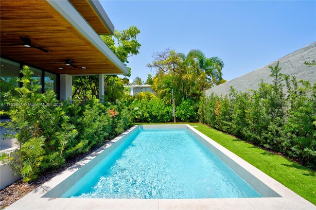 Foto del edificio - 735 Fernwood Rd