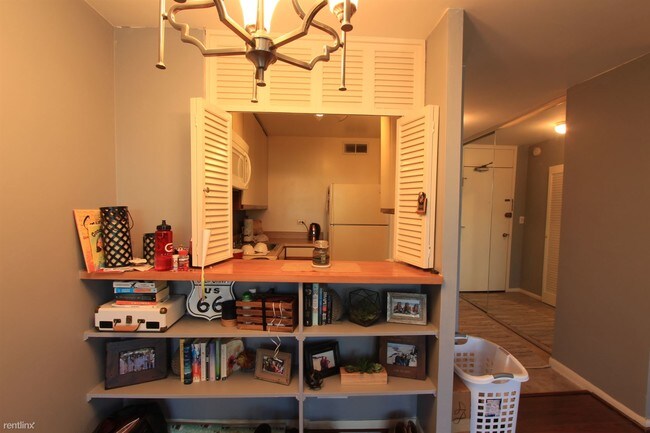 Building Photo - 1 br, 1 bath  - 88 W Schiller St Apt 405