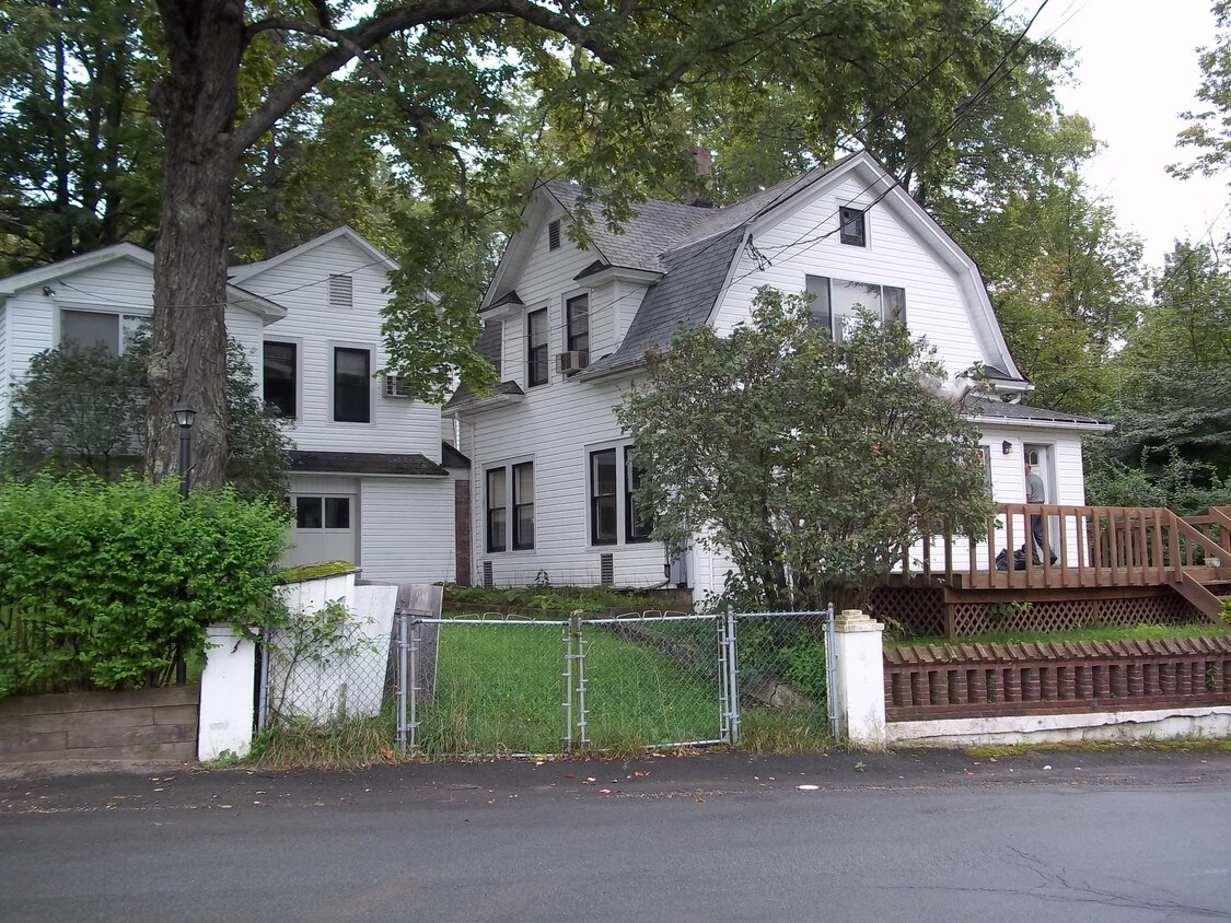 Building Photo - 126 Lake St