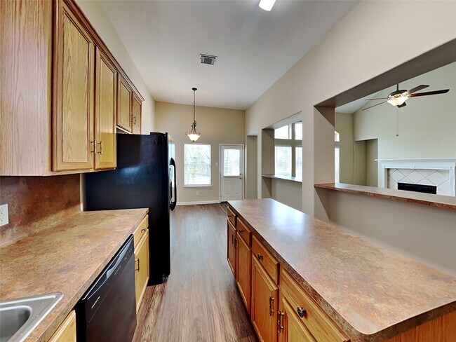 Foto del edificio - 4919 Chase Wick Dr