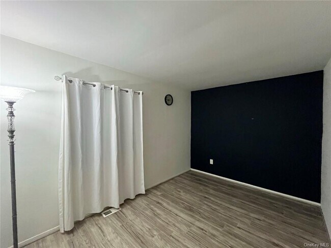 Building Photo - 5 Sycamore Dr