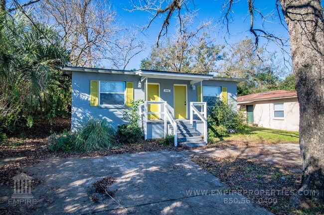 Building Photo - Great Duplex Just South of Downtown
