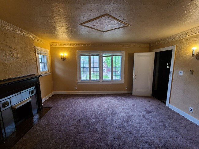 Building Photo - 3 Bedroom Duplex Water Included Section 8W...