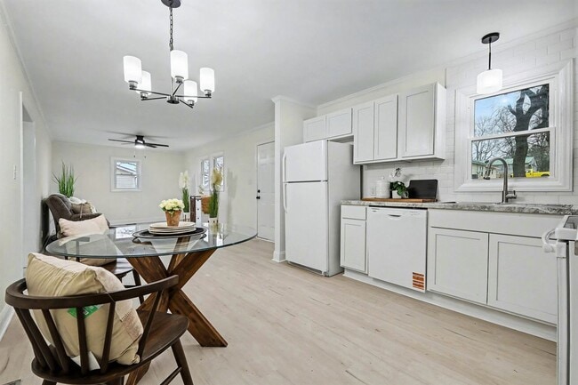 Building Photo - Two Bedroom Two Bathroom House with office and upstairs bonus room!   Fenced Yard!  Dogs Welcome!