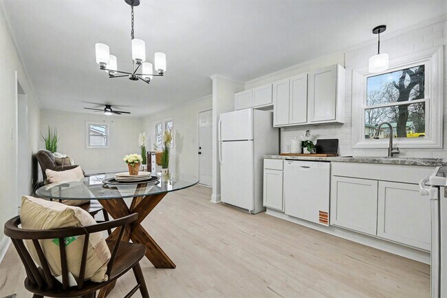 Foto del edificio - Two Bedroom Two Bathroom House with office and upstairs bonus room!   Fenced Yard!  Dogs Welcome!