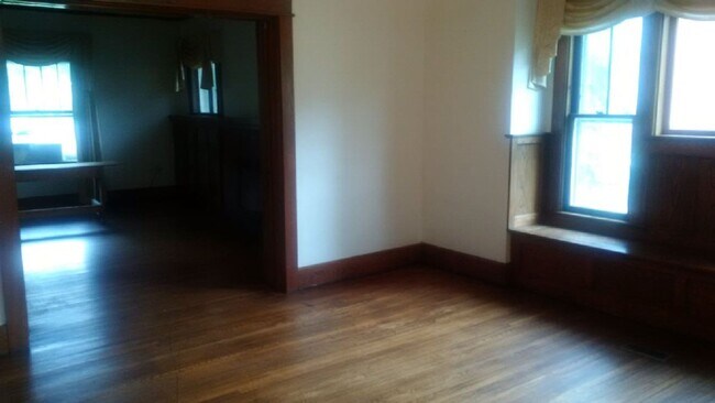 Building Photo - 5 BD/2BA Home next to Kirkwood with fenced backyard!