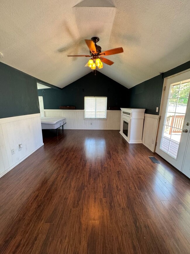 Building Photo - Hard to find studio with all utilities included and fenced yard!