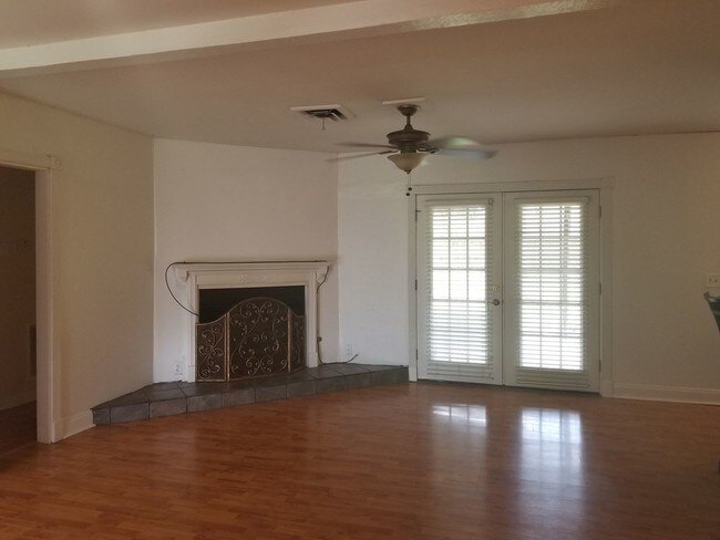 Building Photo - 1740 Bayou Dr