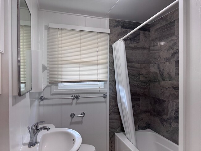Foto del edificio - 2 Bed/1 Bath - Kahala - Quiet neighborhood...
