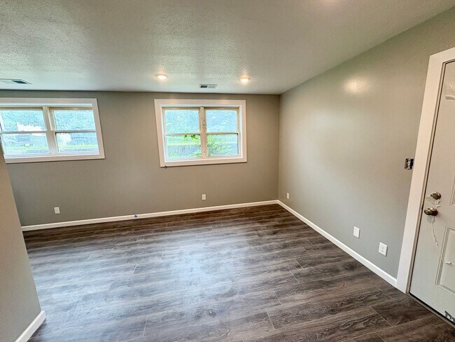 Foto del edificio - Pre Leasing 26-27 School Term! Newly Renovated 1 Bed / 1 Bath in Central MHK!