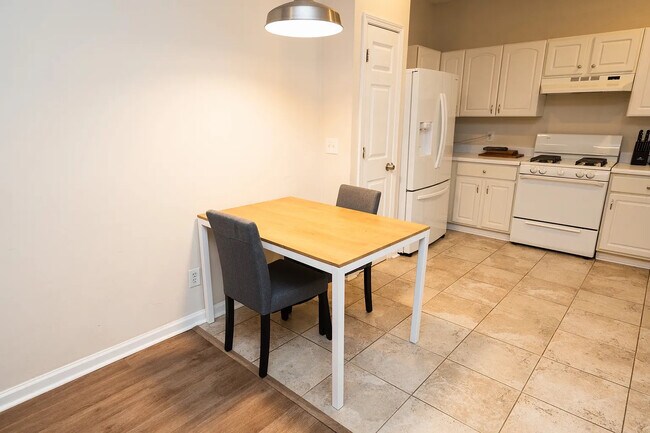 Foto del edificio - Room in House on Harmony Ct