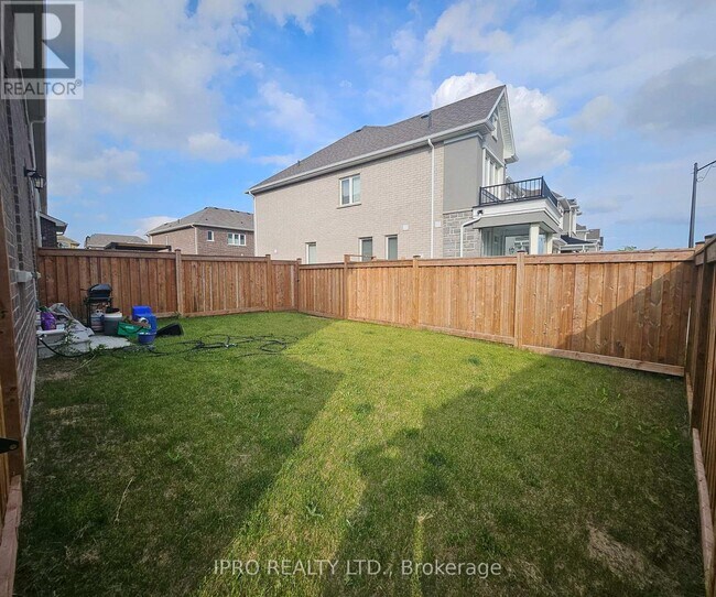 Building Photo - 852 Aspen Tsse.