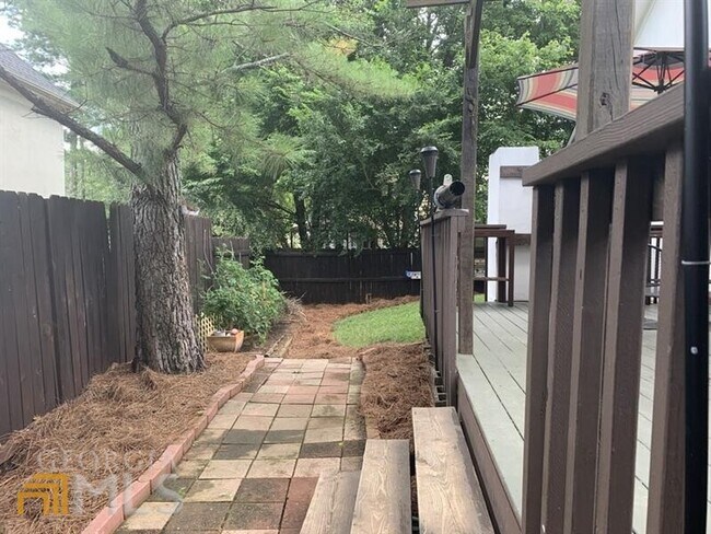 Foto del edificio - 325 Medridge Dr