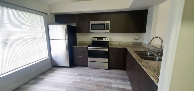 Building Photo - 1215 Barefoot Bay Dr