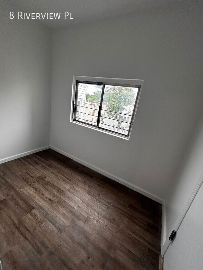 Foto del edificio - 8 Riverview Pl