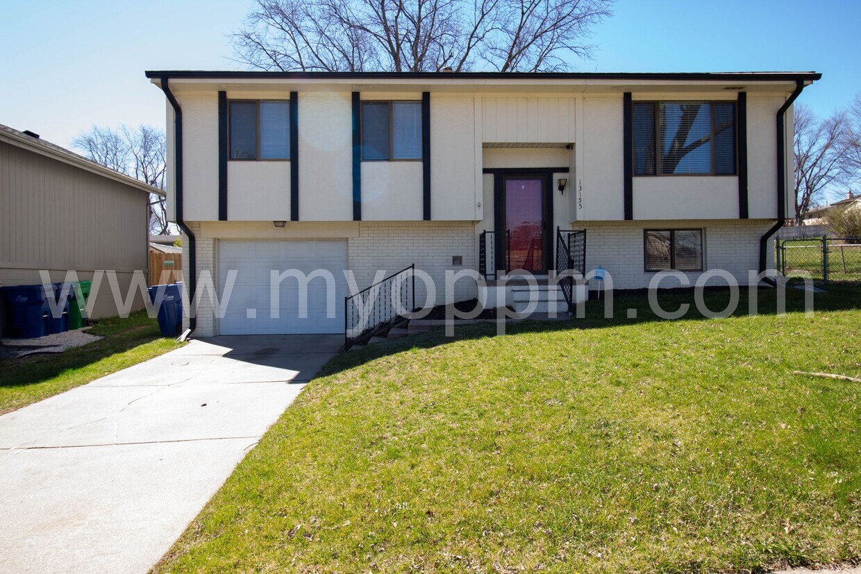 Primary Photo - Beautiful Home for Rent in Millard