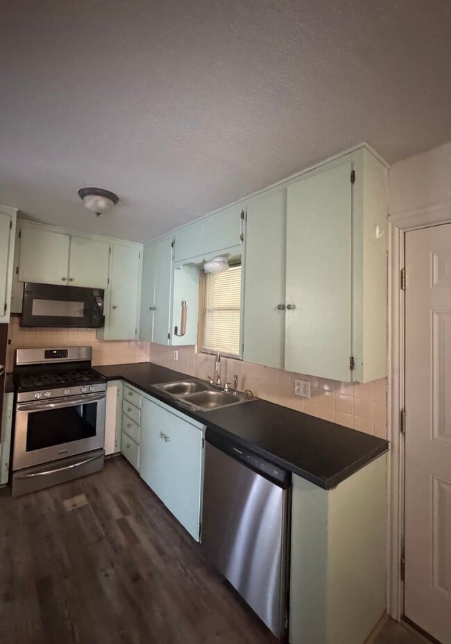 Building Photo - 3 BEDROOM 1 BATHROOM HOME FOR RENT!
