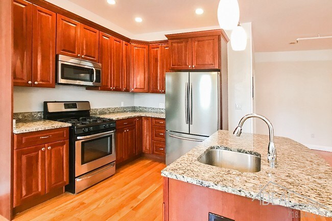 Building Photo - 275 20th St