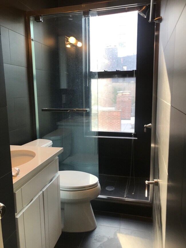 Foto del edificio - 332 E 18th St