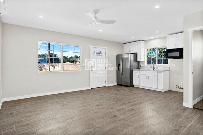 Building Photo - 940 E Anahurst Pl