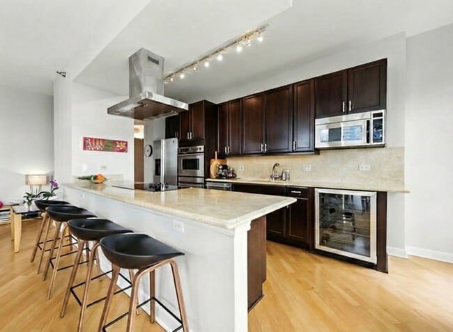 Building Photo - 1335 S Prairie Ave