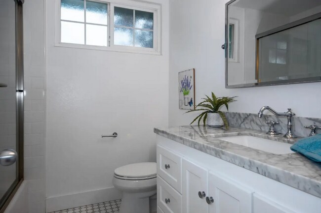 Foto del edificio - 340 Jarvis Ct