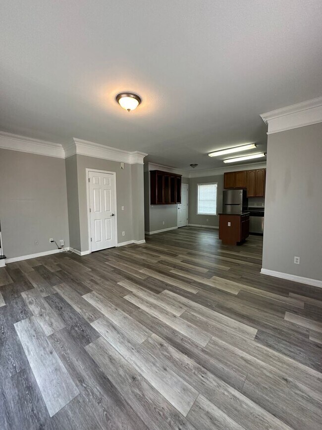 Foto del edificio - Large 4 bedroom home near Campus- Pre Lease for August 1st 2026