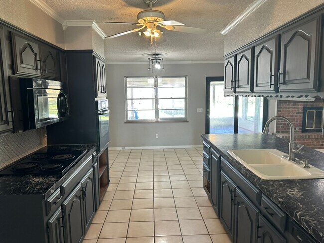 Building Photo - Inviting 3BR, 2BA Home with Fireplace, Spa...