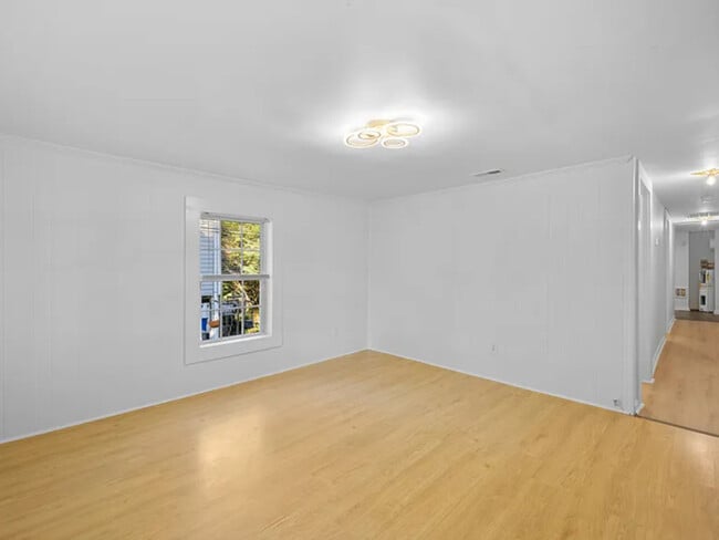 Building Photo - 532 E Iredell Ave
