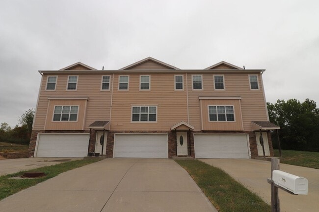 Building Photo - Spacious Town House for Rent