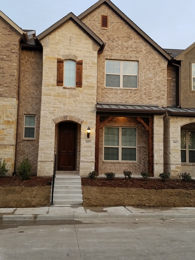 Building Photo - 837 Rohan Dr