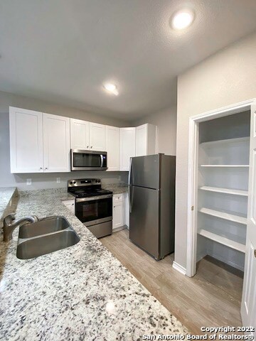 Foto del edificio - 6910 Crestway Rd