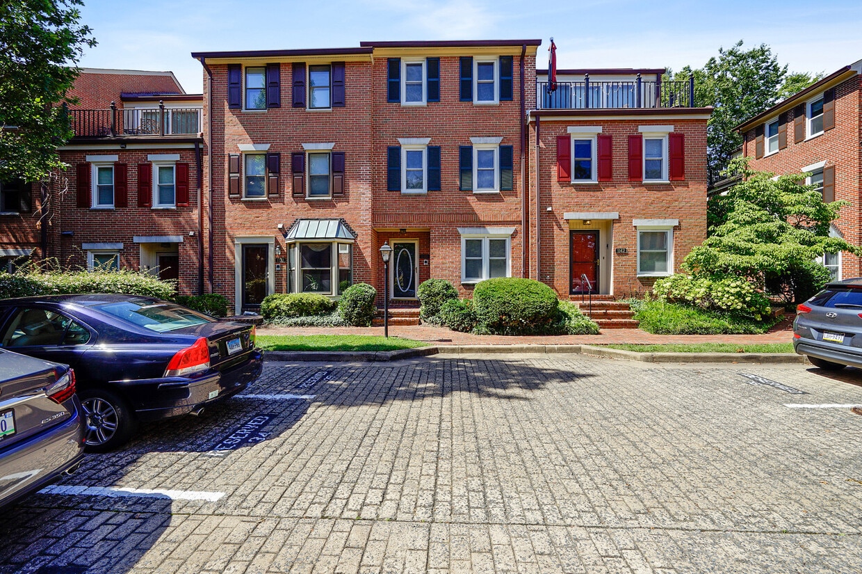 Spacious 3BR Townhouse near Ballston Metro - 1140 N Taylor St