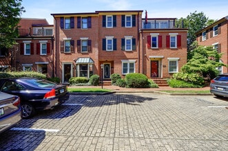 Spacious 3BR Townhouse near Ballston Metro - 1140 N Taylor St