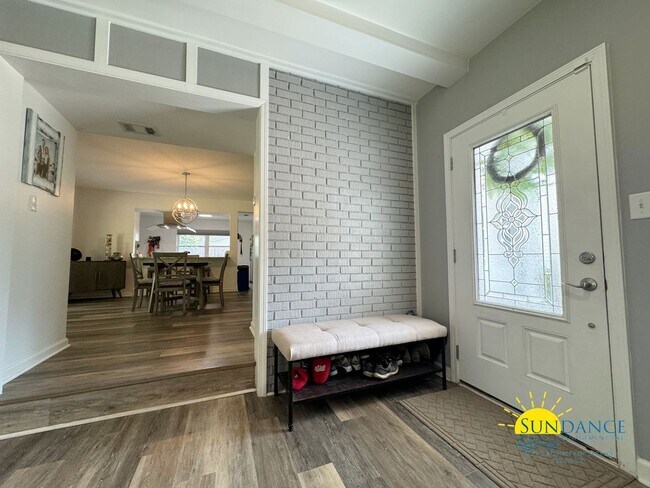 Building Photo - Stunning 3 Bedroom Home near Hurlburt Fiel...
