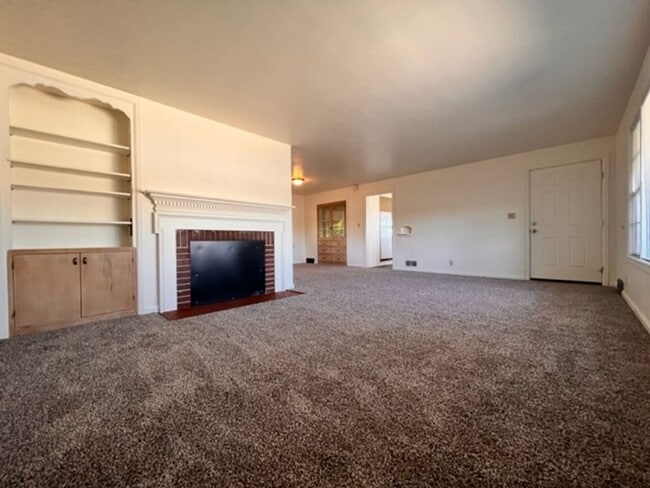Building Photo - 1901 S Federal Way