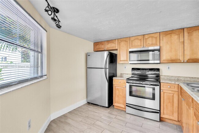 Building Photo - 1612 San Remo Cir