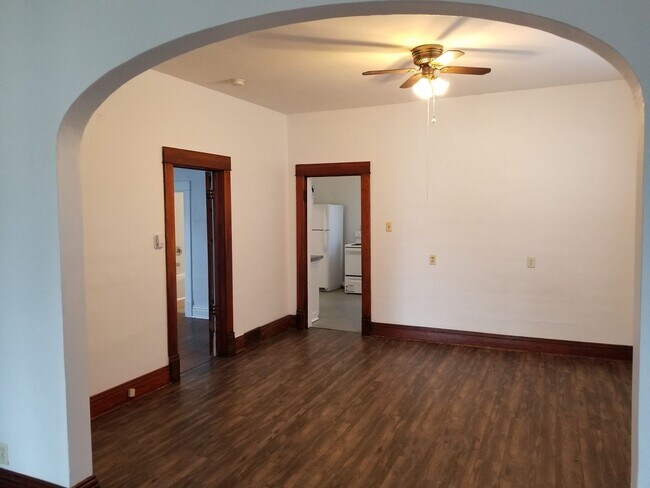 Building Photo - 2 Bedroom, 1 bedroom House Near Schools an...