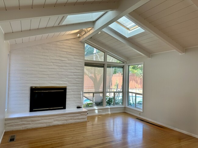 Building Photo - 1633 Honfleur Dr
