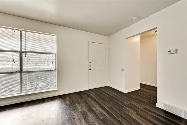 Building Photo - 4731 Laurel Ln
