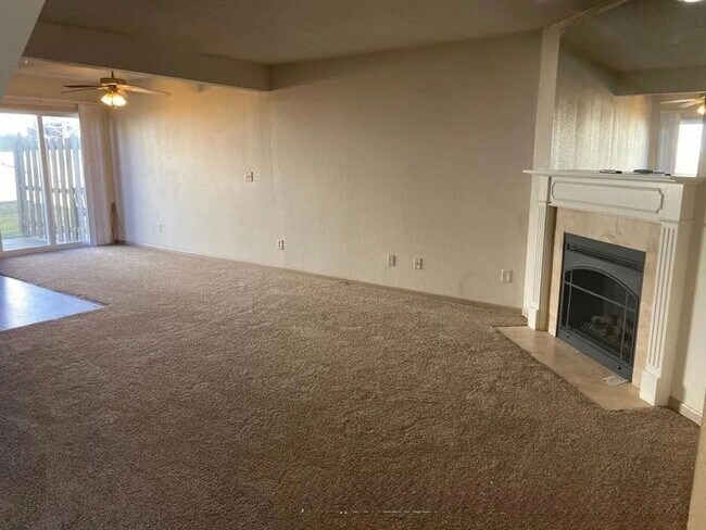 Foto del edificio - Beautiful 2 Bedroom 2.5 Bathroom Townhome!