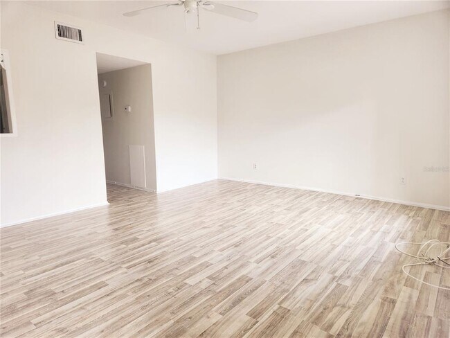 Building Photo - 2459 Columbia Dr