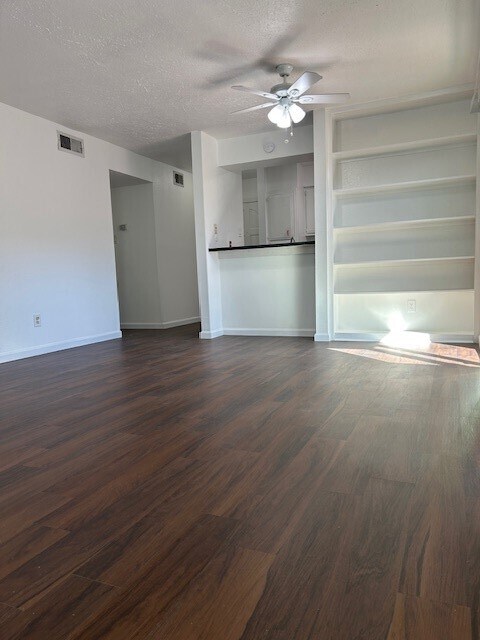 Foto del edificio - 10555 Turtlewood Ct