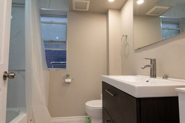 Building Photo - Central 2 Bed with ensuite laundry!