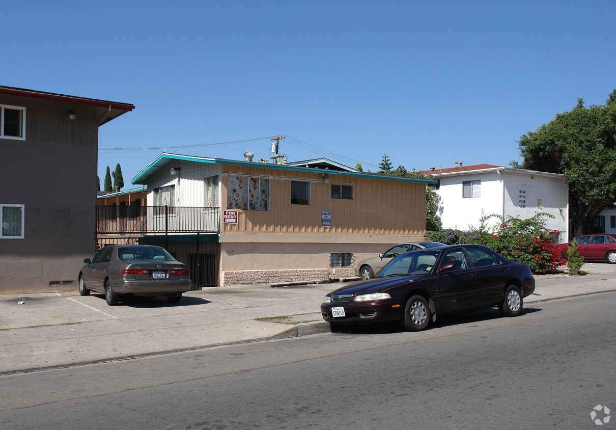 Building Photo - 4026-4032 Winona Ave