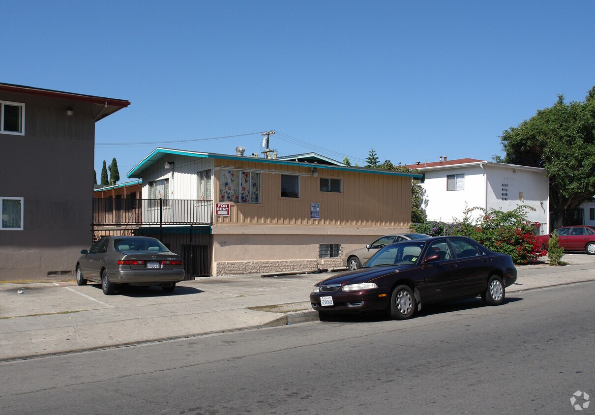 Foto del edificio - 4026-4032 Winona Ave
