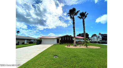 Building Photo - 56 Country Club Rd