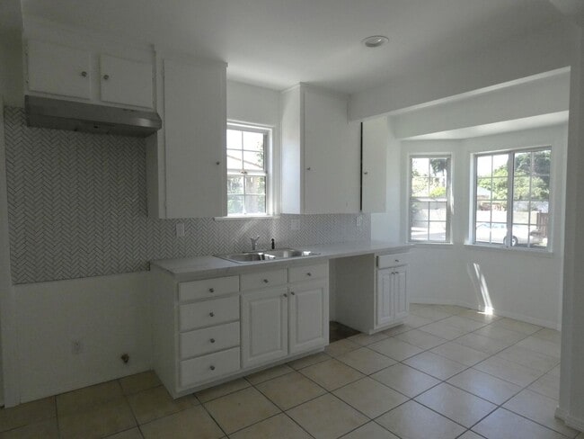 Building Photo - *Available NOW  in Inglewood!*