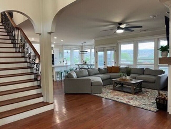 Foto del edificio - Beautiful, 6 Bedroom Home!